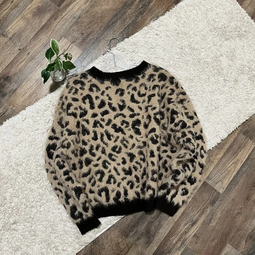 H&M Medium Oversized Leopard Print Faux Fur Fuzzy Oversized Cropped Sweater